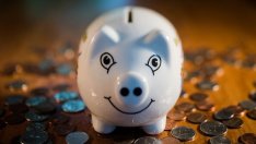 Спестяванията на американците намаляват, но и дълговете им също