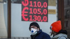 Руската рубла достигна ново рекордно ниско ниво в слаба офшорна търговия