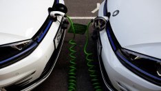 Светът бърза към електромобилите въпреки неравния път