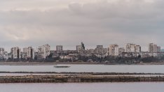 Петролът продължава да поевтинява заради пониженото търсене и силния долар*