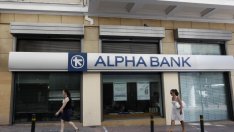 Moody's оряза рейтингите на осем гръцки банки