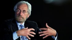 Прат предупреди за рисковете от облекчената парична политика