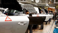 Бизнес активността в еврозоната достига почти шестгодишен връх