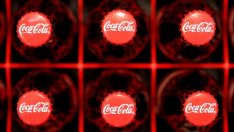 Спад на продажбите извън САЩ натежа на резултатите на Coca-Cola