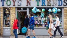 Продажбите на дребно във Великобритания записаха най-големия спад от декември 2021 г.