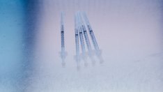 Защо някои държави няма да поставят ваксината на AstraZeneca на възрастни?