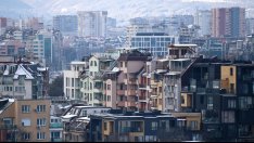 Жилищният пазар у нас прегрява: Купувачи правят неизгодни сделки, теглят рискови кредити