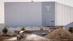 Заводът на Tesla в Шанхай спира работа заради новите COVID огнища в Китай