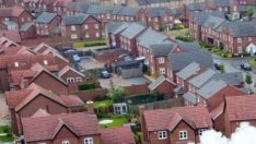 Цените на жилищата във Великобритания намаляват за първи път от януари