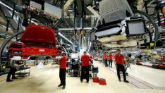 Автопроизводителите наемат повече хора, отколкото роботи - засега