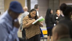 Молбите за помощи при безработица в САЩ стигнаха 49-годишно дъно