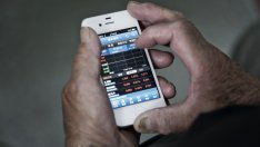 Китайските индекси се сринаха с по над 8% в началото на сесиите