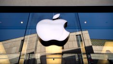 Apple избегна срив в курса на акциите, макар че предупреди за забавяне по празниците