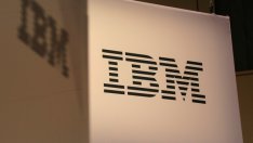 IBM надмина очакванията на инвеститорите, но приходите ѝ спадат отново