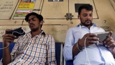 Google изпреварва Facebook в свързването на индийците с интернет