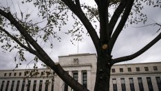 Банкери от Фед препоръчват лихвите да се задържат на по-високи нива