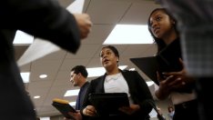 Молбите за помощи при безработица в САЩ са почти на 44-годишен минимум