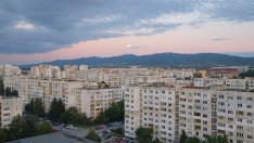 Жилищата в една пета от кварталите в София са надценени с 30% или повече