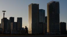 Япония увеличава финансовите стимули за семейства, за да се преместят от Токио