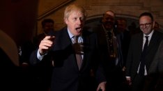 Джонсън разпалва отново заплахата за хаотичен Brexit със законодателни промени