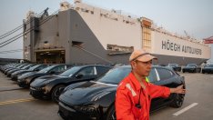 Китай затяга правилата за износ на електромобили с изискване за разрешения