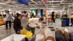 Потребителите в САЩ натискат спирачките, докато вносът на стоки отчита исторически спад