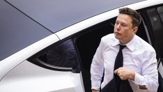 Мъск привлича директори от другите си компании, за да се справи с Twitter