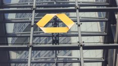 Нетната печалба на Commerzbank расте над три пъти за тримесечието