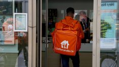 Поръчките на Just Eat спадат заради забавянето на бизнеса с онлайн поръчки на храна