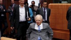 Шойбле изненадващо защити идеята за гръцки референдум по дълговото споразумение