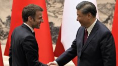 С разточително гостоприемство Си ухажва Макрон да противодейства на САЩ