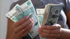 Рублата скочи с близо 3% заради засиленото търсене на пари в брой в Русия