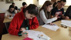 Младите в България - материално задоволени, работят, но не по специалността