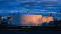 Петролът продължава да поскъпва с фокус върху рисковете около Иран и Венецуела*