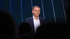 Инвеститори в Porsche искат Оливер Блуме да избере да ръководи само една компания