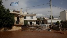 Извънредното положение в Гърция отложи парламентарното обсъждане на бонусите