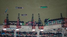 Китай създава най-голямата в света корабостроителница в битка със САЩ