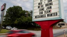 Наемането на персонал в частния сектор на САЩ се забавя най-много от юли насам