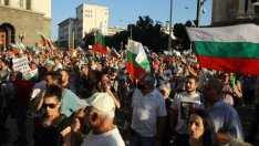 Премиерът отговори на протестите, сигнализирайки за провокации срещу полицията