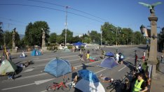 Палатков лагер затруднява движението в столицата