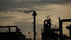 Петролът се насочва към първо седмично поевтиняване от август