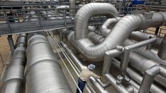 Петролът се търгува близо до двумесечен връх*