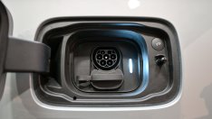 Покачването на цените на батериите спъва разработките на достъпни електромобили