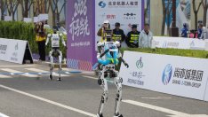 Хуманоидни роботи изпревариха хората на полумаратон в Пекин