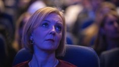 Лиз Тръс призна за грешки, но подкрепата ѝ на Острова се топи 