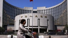 Китай обезцени юана за десети пореден ден