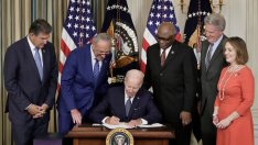 Байдън подписа закон за рекордно финансиране на борбата с климатичните промени