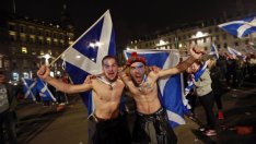 С килт и знаме Шотландия чака резултатите от референдума