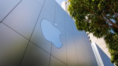 Apple се сблъсква с AI и регулаторни предизвикателства, докато се опитва да привлече разработчиците