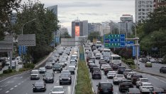 Продажбите на нови автомобили в Китай се свиват за втори пореден месец през ноември